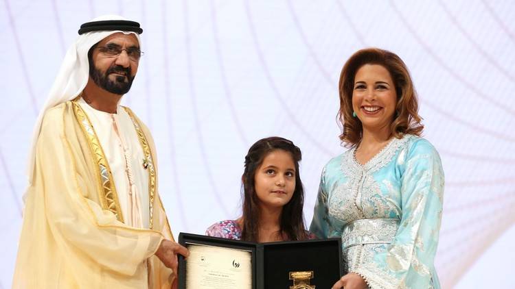 بالصور...الشيخ محمد بن راشد آل مكتوم يكرم زوجته الأميرة هيا بجائزة الإبداع الرياضي