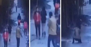 فيديو غريب : لص يسرق تنورة فتاة تسير في الشارع ويتركها شبه عارية