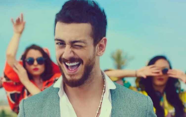 بالفيديو- معجبة تتخطى حدودها مع سعد لمجرد أمام الملأ