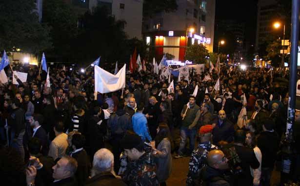 سجناء في رومية بدأوا إضراباً عن الطعام احتجاجا على إخلاء سماحة
المنظمات الشبابيّة لـ «14آذار» نفذت اعتصاماً أمام منزله وقطع طرق استنكاراً