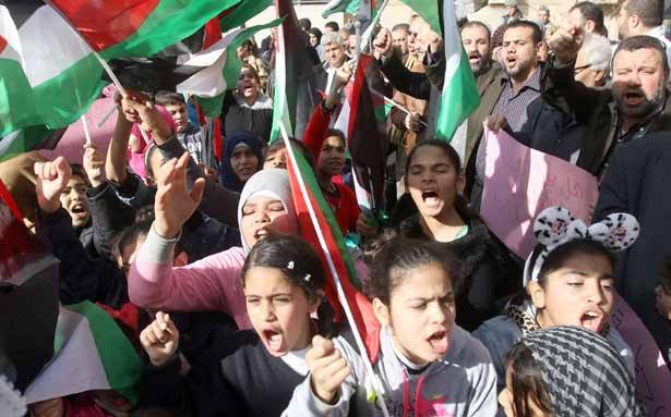 فلسطينيو المخيمات يستمرون باعتصاماتهم
تنديدا بسياسات وقرارات «الاونروا»