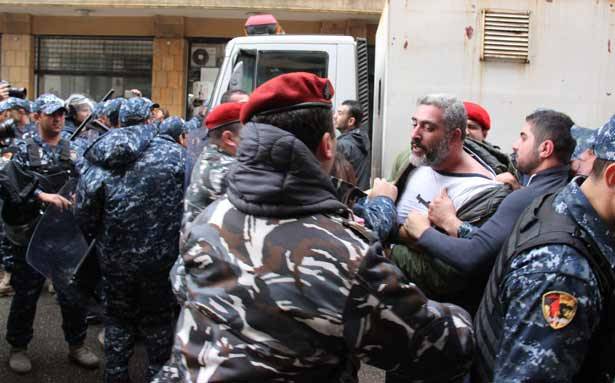 الحراك المدني عاود نشاطه فاعتصم في ساحة رياض الصلح
اقتحم أعضاؤه وزارة البيئة والقوى الأمنيّة اعتقلت 17 منهم