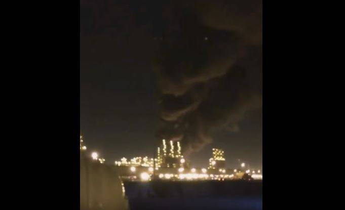 بالفيديو: حريق هائل ومروّع في مدينة الجبيل السعودية