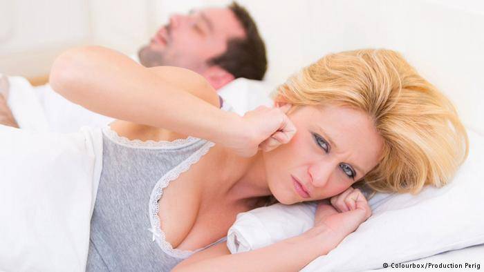 لماذا تنام النساء أسوأ من الرجال؟