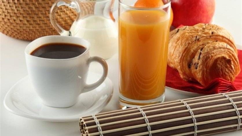 بين القهوة وعصير الليمون... أيهما الأفضل لتزويدك بالنشاط؟
