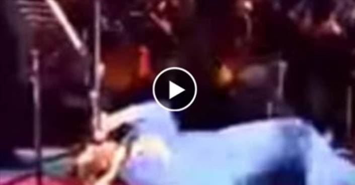 بالفيديو: شاهد مطربة عربية تحتضر أثناء غنائها على المسرح