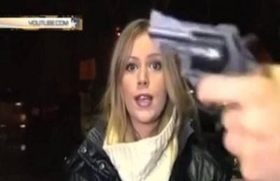 يشهر مسدساً بوجه مراسلة تلفزيون على الهواء مباشرة ـ فيديو