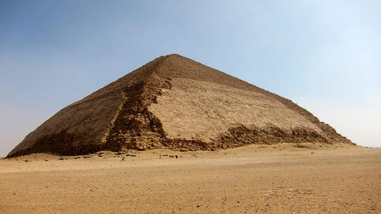 اكتشاف جزيئات فضائية داخل هرم سنفرو قد تحل لغز بناء الأهرامات
