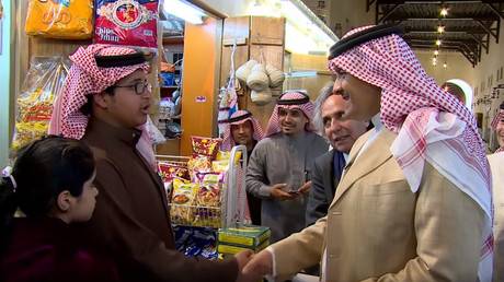 فيديو.. نجل الملك سلمان يتعرض لموقف طريف أثناء جولة بسوق