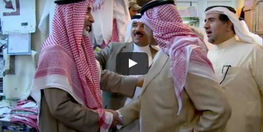 فيديو.. نجل الملك سلمان يتعرض لموقف طريف أثناء جولة بسوق