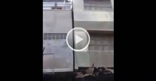 بالفيديو.. لحظة انهيار مبنى سكني بطريقة غريبة