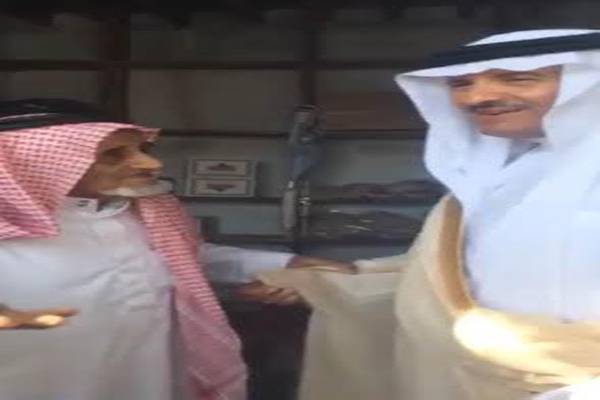 بالفيديو.. مُسن سعودي يشتكي لنجل الملك سلمان سرقة كيلوَيْ عسل منه