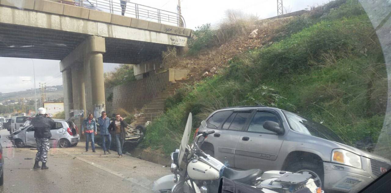 بالصور.. حادث سير مروع على اوتوستراد صيدا - بيروت