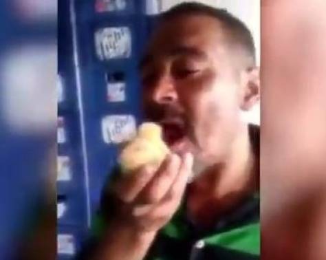 بالفيديو - رجل يبتلع فرخ الدجاج حياً.. فماذا حصل؟