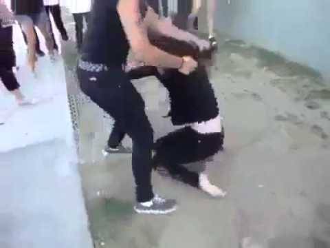 بالفيديو امراة ترمي عشيقة زوجها عن الجسر (للكبار )