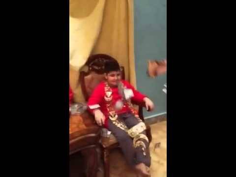 فيديو: سعودية تستخدم أطفالها في استعراض الذهب الذي تمتلكه بشكل مذهل