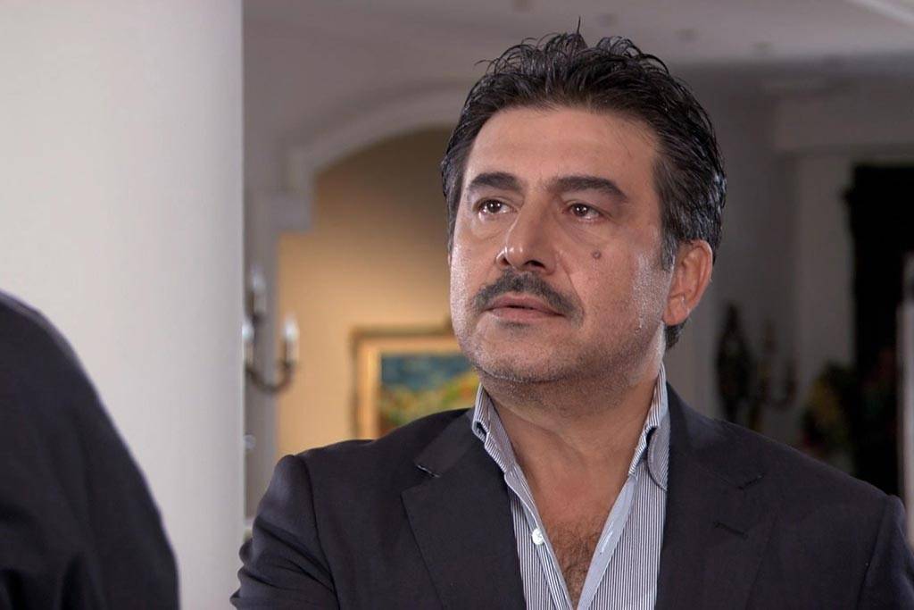 زواج مصلحة يربط عابد فهد بزوجته