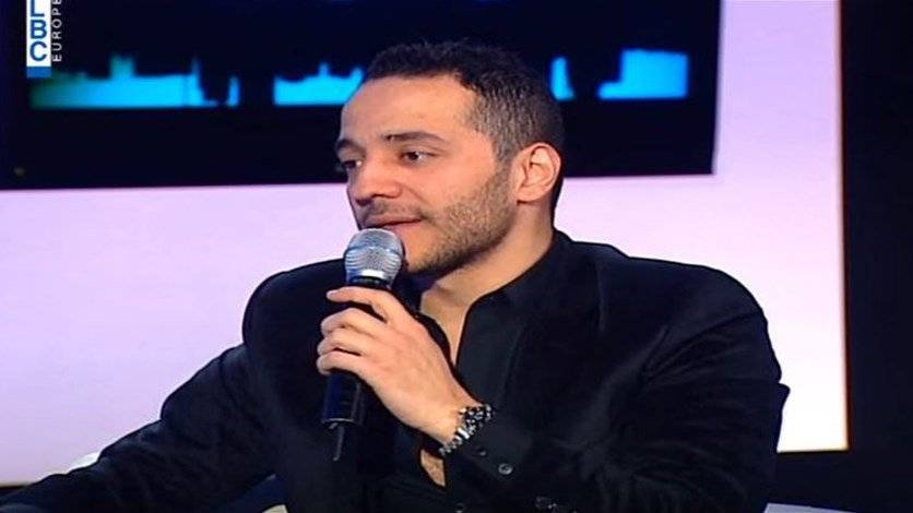معجبة تغازل وتحرج حسين الديك على الهواء