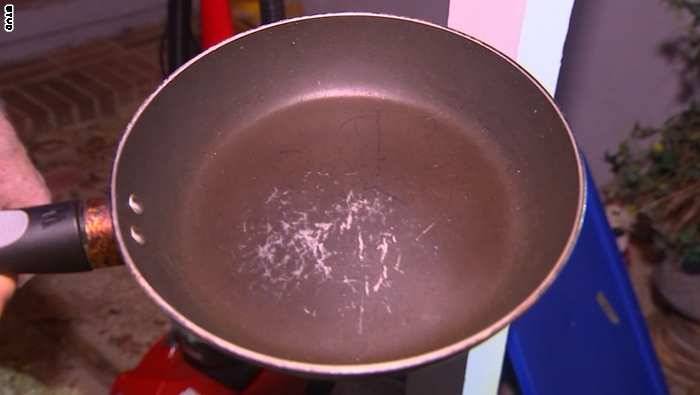 شاب يقتحم منزلاً .. ليواجهه المالك بسلاح لا يخطر على البال!
