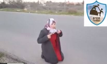 فلسطينية تخلع ملابسها تحت تهديد سلاح الصهاينة .. فيديو
