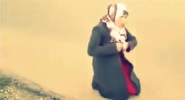 بالفيديو- جنود إسرائيليون يجبرون فتاة فلسطينية على خلع ملابسها أمامهم!