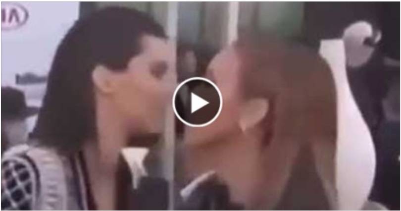 بالفيديو: شاهد مذيعة تتعرض لموقف محرج على الهواء بسبب قبلة مع فنانة شهيرة