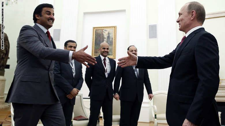 بالفيديو: بوتين يهدي أمير قطر صقراً في أول زيارة إلى موسكو