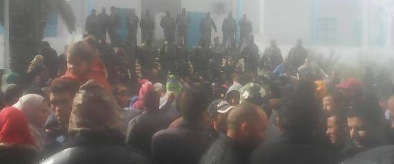 حظر تجوال بتونس بعد مواجهات بين عاطلين عن العمل ورجال الأمن