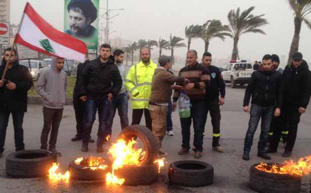قطعوا طرقاً في العديد من المناطق
مُتطوّعو الدفاع المدني لوّحوا بالذهاب الى سوريا
وتراجعوا بعد وساطة رئيس بلدية مجدل عنجر