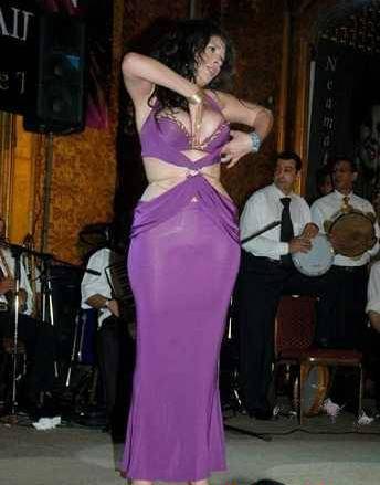 الراقصة دينا تصدم الجمهور بصورها