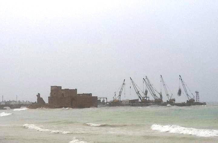 العاصفة تسببت باضرار مادية في صيدا وشلت حركة الملاحة