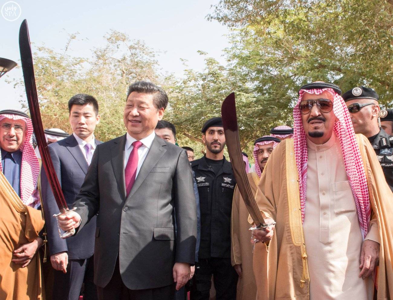 صور.. الرئيس الصيني يحمل السيف السعودي في قصر المربع
