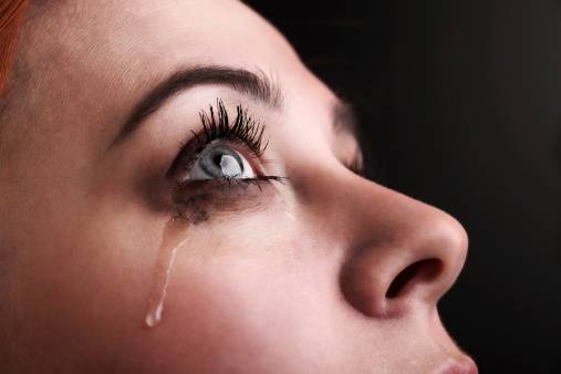 زوجي يضربني ويهين كرامتي أمام أهله.. ما الحل؟