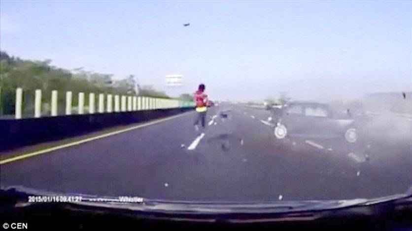 فيديو لأصحاب القلوب القوّية: طار من نافذة السيّارة جراء حادث سير