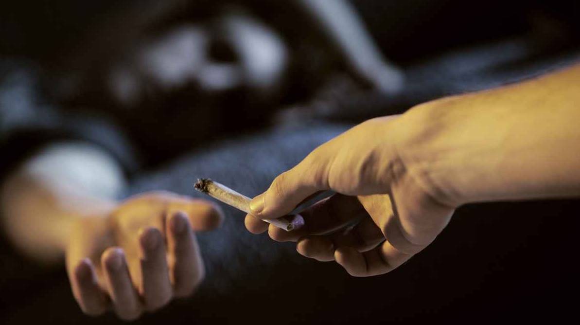 توقيف مجموعة تتعاطى المخدرات في الميناء