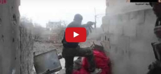 (بالفيديو) إصابة مسلح بطلقة في فمه خلال معارك جنوب سوريا