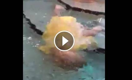 بالفيديو.. شاهد أم تعلم طفلتها العوم بتركها تواجه الغرق فى حمام السباحة