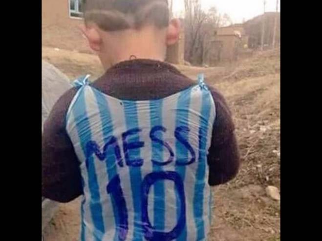 من هو هذا الطفل الذي يبحث عنه فريق عمل ميسي؟ الصورة التي شغلت العالم لمعرفة هويته!