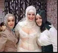 محجبة تونسية ترتدي فستانا مكشوف
