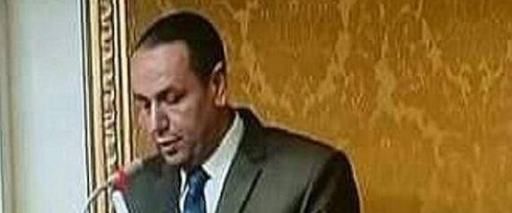 بالصور- نائب مصري يُضبط متلبساً بالغش في الامتحان