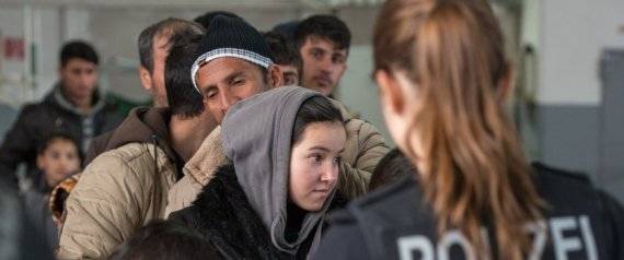 بعد الدنمارك وسويسرا.. ولايتان ألمانيتان تجردان اللاجئين من أموالهم