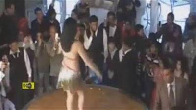 راقصة خليعة .. وجمهور متحرش .. شاهد الفيديو