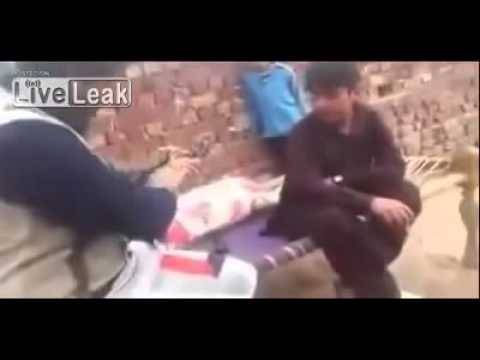 بالفيديو.. والد يطلق النار على ابنه خلال تنظيفه السلاح