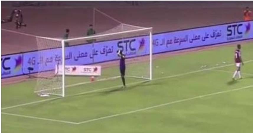 بالفيديو.. خطأ كوميدي لحارس سعودي يشعل مواقع التواصل الاجتماعي