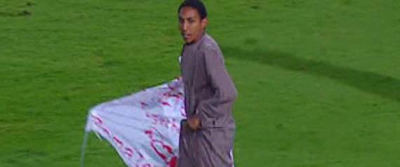 بالفيديو- 10 حوادث غريبة لن تراها إلا في الملاعب المصرية