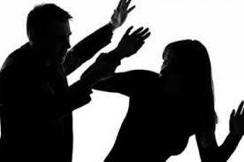 تشاجر مع زوجته... ففتح باب السيارة ورمى بنفسه !