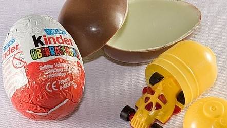 إنتبهوا.. بيضة “كندر” قتلت طفلة!