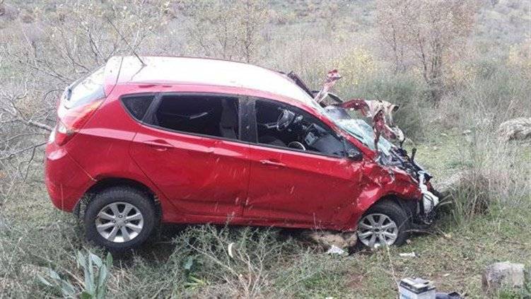 بالصور:  تدهور سيارة بفتاتين في عكار...