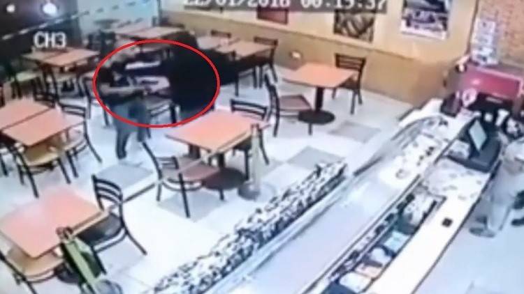 بالفيديو.. شرطي بلباس مدني يقتل لصا ويعتقل آخر