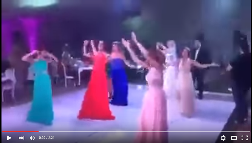 بالفيديو: رقص العروس وصديقاتها على الطبلة يشعل مواقع التواصل!!
